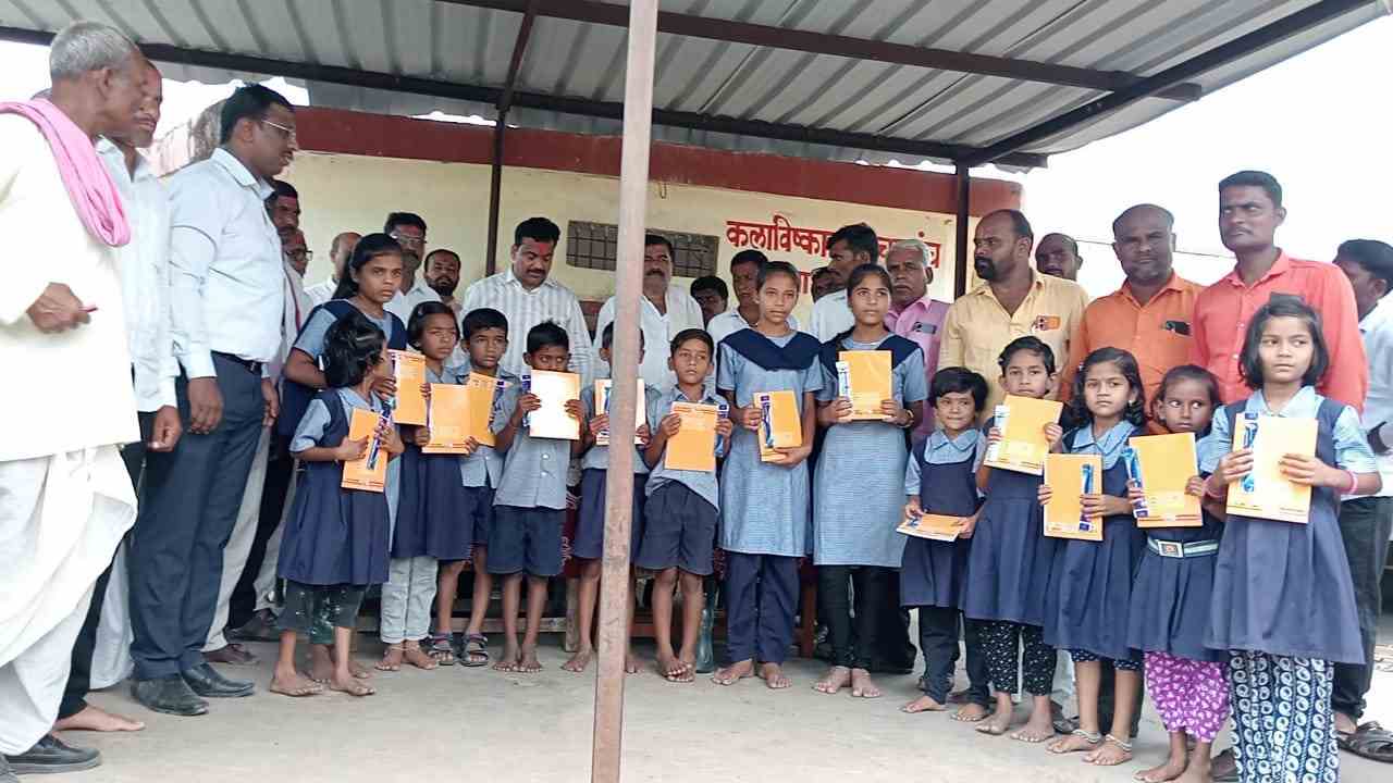 आमदार रात्रुभैय्या नवघरे यांच्या हस्ते विद्याथ्याना साहित्याचे वाटप